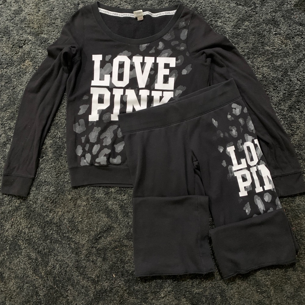 ***FREE SHIPPING***
Vs pink RARE HTF Cheetah outfit,Dropped in 2010.